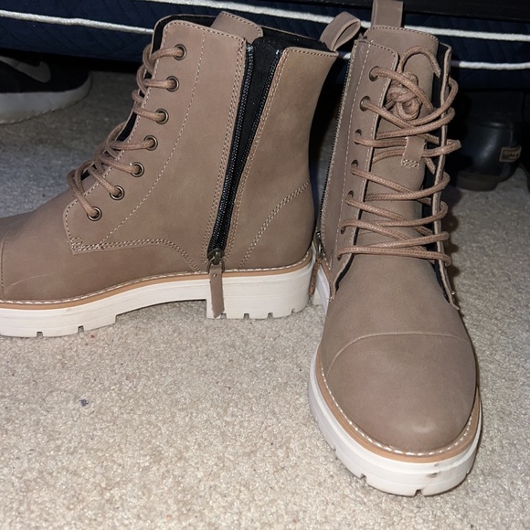Tom's Boots - Picture 3 of 3